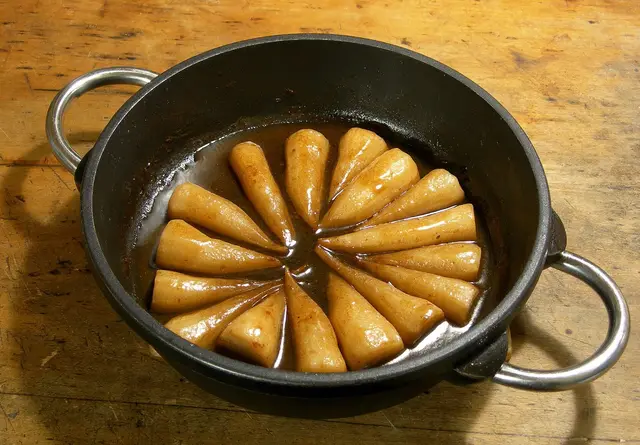 Glazed Teltower Rübchen arranged in a circle in a cast-iron pan